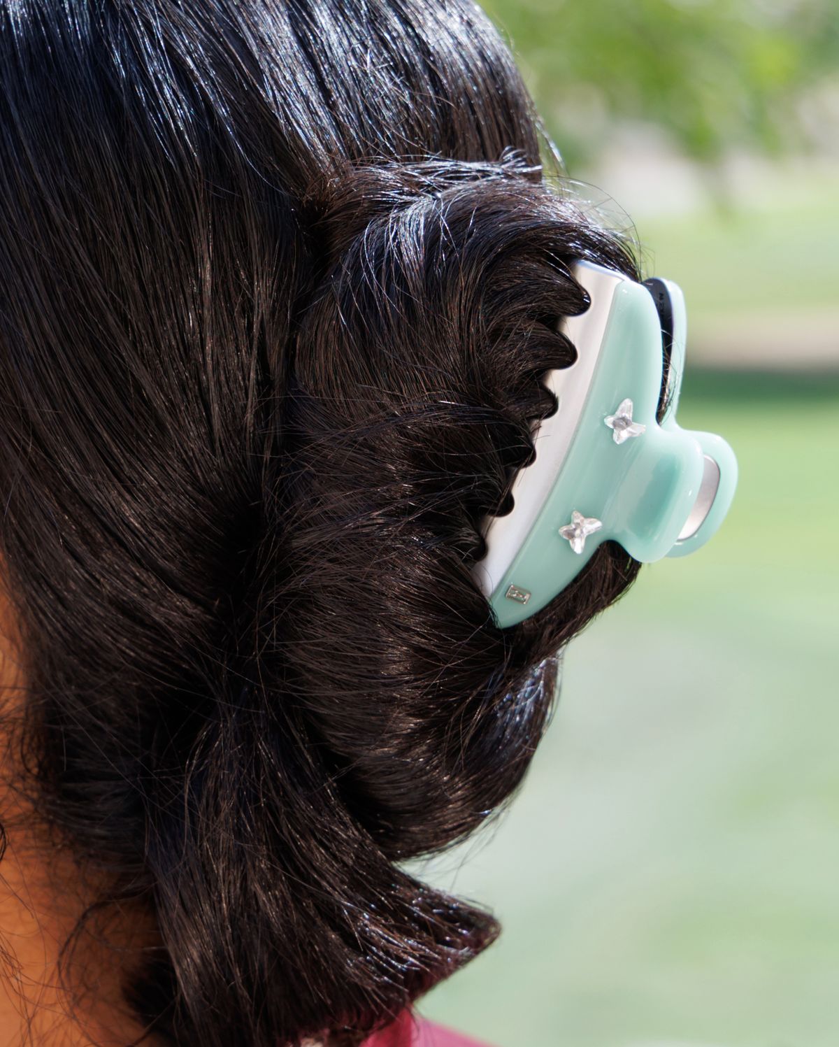 Mint Alexandre de Paris claw clip, close up